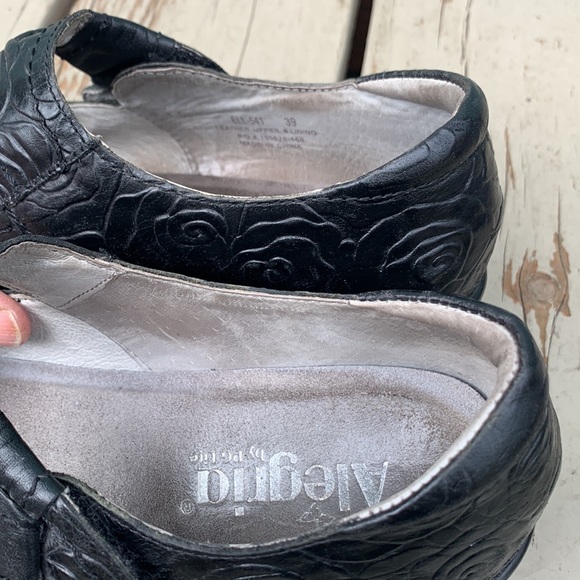 embossed roses black Mary Janes - Picture 12 of 13